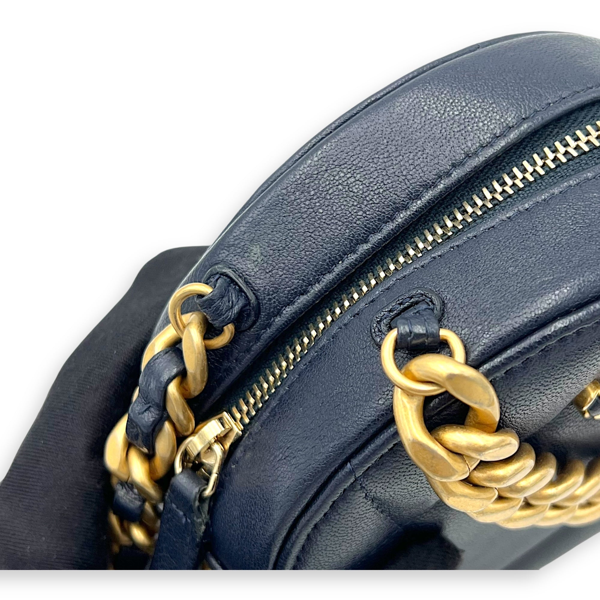 Round CC Crossbody Bag Blue in Calfskin, Mixed hardware - Image 7