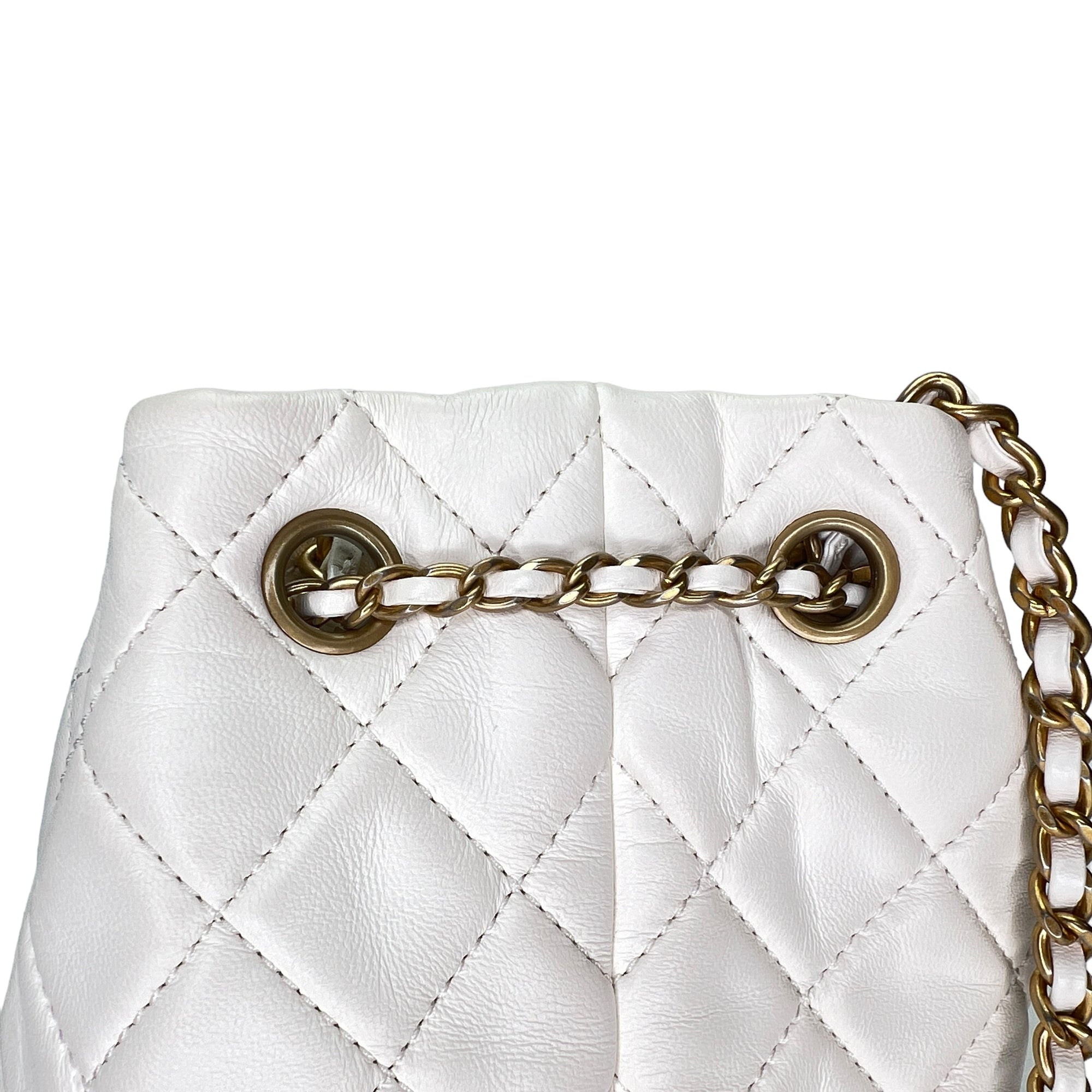 Quilted Pearl Crush Bucket Bag White in Lambskin , Gold Hardware - Image 9